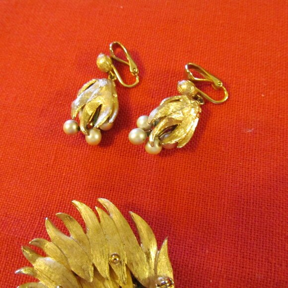 VINTAGE  ANTIQUE GOLD LEAF  BROACH AND CLIP EARRINGS- PEARLS RHIESTONES MINT - Picture 13 of 16